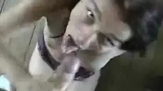 قذف في الحلق لفتاة سمراء مثارة