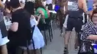 أم سمراء مثيرة تأخذ فحلين في جنس جماعي