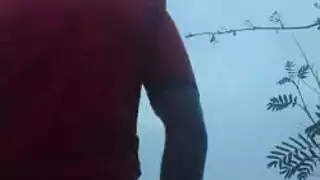 جماع مثلّي همجي في الغابة: أثداء جديدة وشباب ذوو أذرع ضخمة