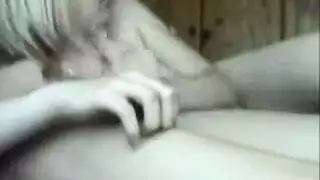 موظف مكتب مثار يمص مكتبه في مقطع الفيتيش هذا