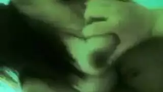 الجميلة الصينية تكشف جلدها الموشوم وتتوق لإصبع عميق