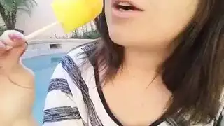 اللعب بالقضبان الاصطناعية قبل مشهد اختراق مزدوج عنيف