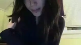 عاهرة كاميرا الويب السمراء تتعمق في مص قضيب أسود كبير وتركبه بقوة