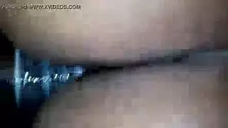 قضيب أسود كبير ولسان يثيران فتحتها الضيقة المبلولة