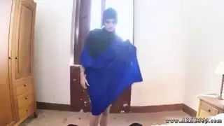 ولد مع ام في الفندق