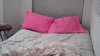 في سن المراهقة المشاغب الآن يلعب مع نفسها
