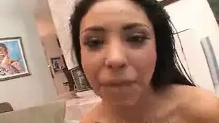 اخته تلبس ملابس ضيقه وصغيرة لتغريه
