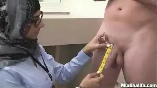 نيك فتاة في المسبح وزبه يخترق كسها