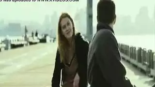 ممثلة شقراء في مشهد إباحي تئن وهي تحك فرجها على الأرض