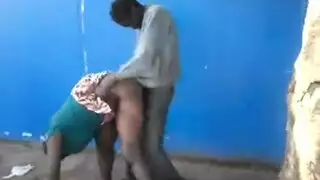 أفريقي ينيك بنت مشردة في وضح النهار