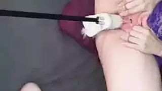 جهاز إباحي بالكاد يحوي قضيبًا ضخمًا متعرقًا