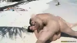 بنت تدحل زب البحر في كسها