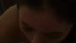 خيال ميلي ميلون العارية: تمص قضيباً صلباً عملاقاً