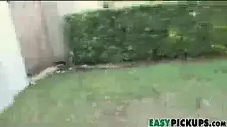 نيك في السيارة: حركة قضيب كبير في البيك أب