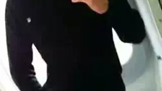 رجل يرفع طفل للخلاء