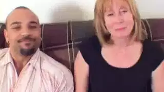 امرأة ناضجة خبيرة تعرض فرجها العصير