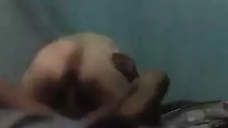 شقراء مثيرة تأخذ قضيبين في وقت واحد في ثنائي جنسي صريح