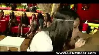 فتاة مغرية باللباس تسقط على المدرب وتتحول لمشهد إباحي صريح بجانبه