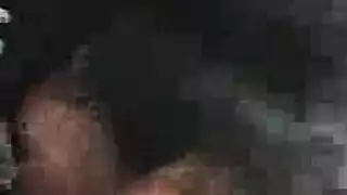 السيارة الحمراء تتحول إلى مركبة جنس للعق مهبل متلهف وجنس قوي