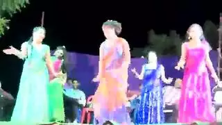 راقصات القرية المشاغبات يمارسن الجنس الجماعي في الحظيرة