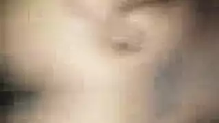 مثلي الجنس مثير يرمون يجري هناك مع القبضات في الوسط