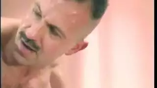 سكس مثلي xxx: فتى مراهق يستسلم لقضيب رجل أكبر