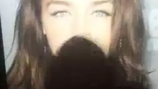 صديق يلتقط صورًا عارية لإيميليا لإسعادها