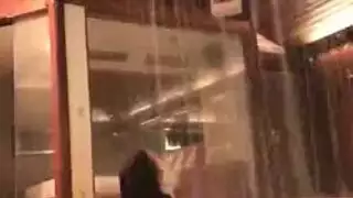 فرك مثير يؤدي إلى مص قضيب وجنس تقليدي من غريب وسيم