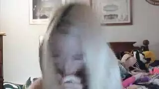 ميلف شقراء ذات أثداء ضخمة تدعو صديقتها لعمل ثلاثي صريح