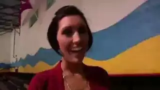 الرئيس يضرب فرج موظفته الضيق في مشهد مكتب صريح