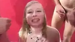 جنس فموي إباحي: رجل مثير يعجب عندما يلعق شريكها كسها العاري