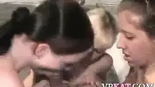 مضاعفة المتعة: ثنائي سحاقي يقيم حفلة ألعاب جنسية صريحة