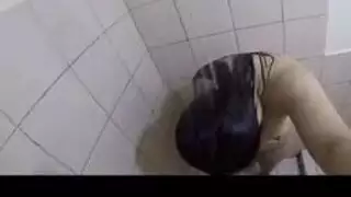 تتعرى تمامًا وتتوسل للحصول على قضيب