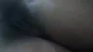 جاكي كذاب صعودا وهبوطا أثناء الحصول على صخرة قضيب صلب عميق داخل كس لها