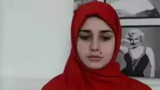 فتاة سودانية ملبلبة تعرض جسمها