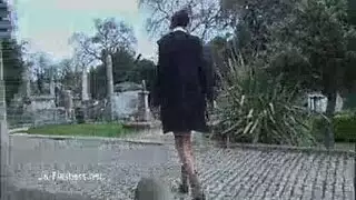 سمراء بالكعب تُضرب في مشهد إباحي صريح