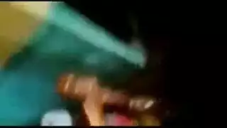 جنس وحيد في المنزل: زوجة متلهفة تتوسل لقضيب زوجها
