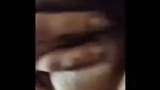 ميلفايه مصريه محرومه تقلع ملط في الحمام وتنزل دعك في بزازها الملبن وتفشخ كسها لعب وتدلع عشيقها وتقوله كسي مولع مش قادره