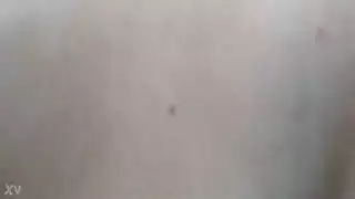هذه الكلبة المتزوجة تريد ثلاثيًا مع أيرين كبيرين اختر الآن