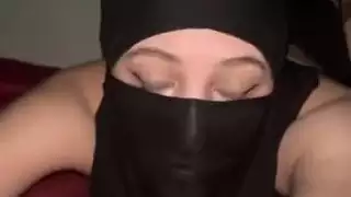 عرض الحمار المسلم في الحجاب فتاة عربية شقية ترتد بعقبها وتلعب مع مؤخرتها المثيرة
