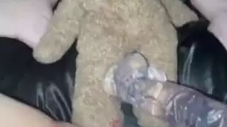 لعب مراهقة بالدسار الزجاجي لأول مرة: كس وردي مبلل تُدمره لعبة