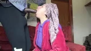 تتأوه الخادمة بصوت عالٍ عندما يملأ القضيب الأسود فتحتها المبللة