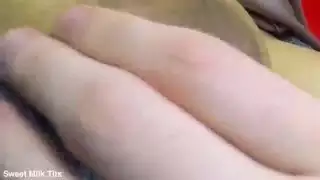 جلسة رضاعة للكبار ومص عميق من عربية ذات صدر كبير