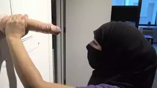 زوجة مسلمة يائسة تأخذ قضيب غير مقصوص غليظ في فمها
