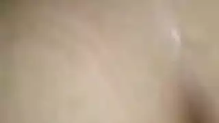 عاهرة عربية سوداء الشعر على ركبتيها