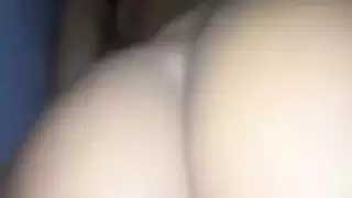 عمود عربي سميك مدفون في شق يقطر