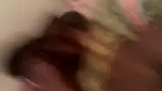 فرجها يتسرب منه سائل أبيض كثيف