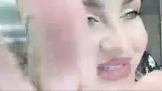مشهد إباحي قوي مع أثداء مزيفة عملاقة ومؤخرة منفوخة هائلة