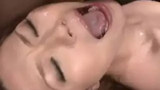 رجل تركي يهيمن على مترجمة عربية في جلسة وجه فك قاسية