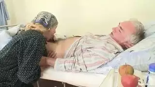 أمهات روسيات جذابات تبتلعن المني في جماع جماعي